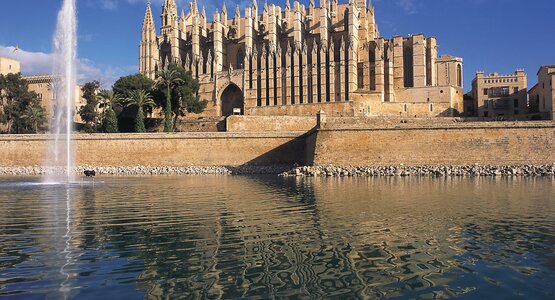 Kirche, Palmen, Brunnen | © Palma-Mallorca-(c) Turespana