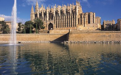 Kirche, Palmen, Brunnen | © Palma-Mallorca-(c) Turespana
