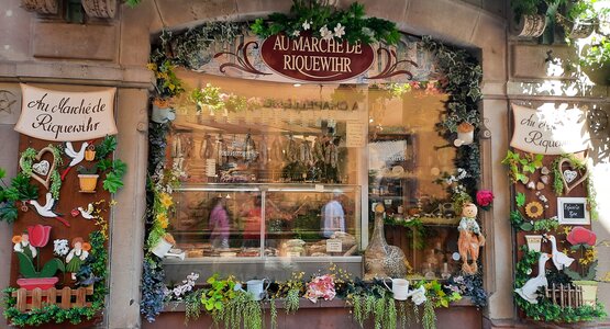 Blumenfiguren ,Einkaufsladen,Wurst | © Riquewihr (c) Karin Ploner