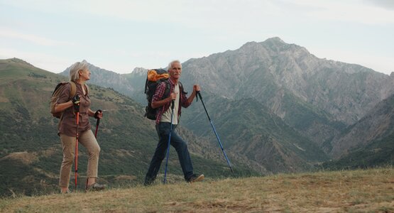 Mann,Frau,Wandern | © shutterstock_1159090963