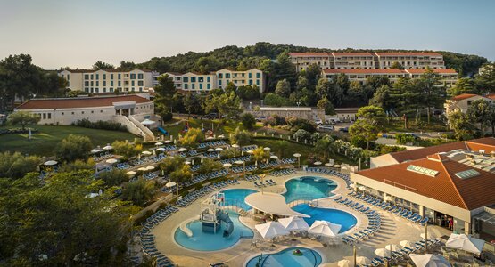 Pool,Anlage,Bäume | © (c) Maistra_Hotel Belvedere Ansicht