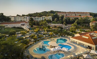 Pool, Anlage,Liegen | © (c) Maistra_Hotel Belvedere Ansicht