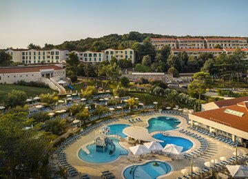 Pool, Anlage,Liegen | © (c) Maistra_Hotel Belvedere Ansicht