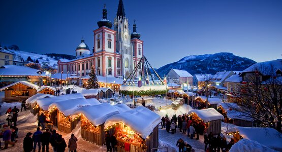 Adventmarkt, Kirche, Winter, Schnee, Berg | © © TV Hochsteiermark _Fred Lindmoser_Mariazell Advent Blaue Stunde Oesterreich Werbung