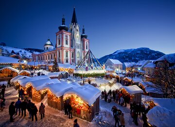Adventmarkt, Kirche, Winter, Schnee, Berg | © © TV Hochsteiermark _Fred Lindmoser_Mariazell Advent Blaue Stunde Oesterreich Werbung