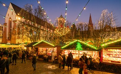 Kirche, Nacht, Lichter, Leute, Markt | © (c)Weihnachtsmarkt-Freiburg-2019-Copyright-FWTM-Baschi-Bender (56)