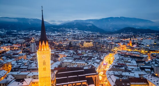 Kirche, Lichter, Stadt, Schnee | © (c) LOWRES_00000070762_Villacher-Advent-Aussicht_Region-Villach-Tourismus-GmbH_Michael-Stabentheiner