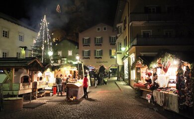 Altstadt, Nacht, Lichter, Baum | © Klausen Weihnacht1 (c) Tourismus Klausen