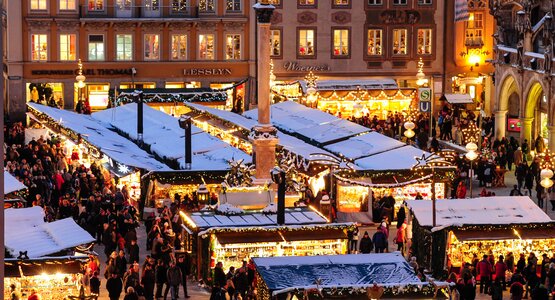 Christkindlmarkt, Stände, Schnee, Lichter | © München (c) Tourismus Info Christkindlmarkt auf dem Muenchner Marienplatz Foto Lukas Barth
