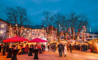 Christkindlmarkt, Bäume, Lichter | © Eröffnung Kitzbüheler Advent 22-11-2023 (c) Kitzbuehel Tourismus (6)