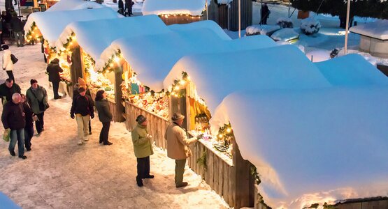 Adventsmarkt, Schnee, Menschen, Lichter | © ©Tourismusverband Mariazeller Land
